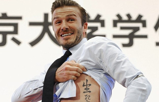 Hình xăm David Beckham với chữ Hàn bên xương sườn